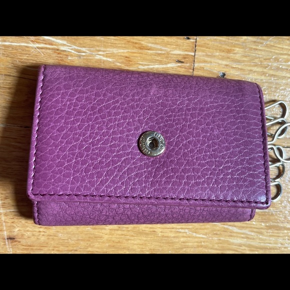 Gucci Textured Leather Key Holder - Picture 8 of 12